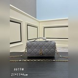 Lady Dior с коробкой и овечьим узором, перламутровая сумочка в руке. Эта сумочка