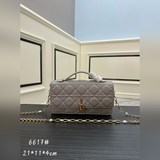 Lady Dior с коробкой и овечьим узором, перламутровая сумочка в руке. Эта сумочка