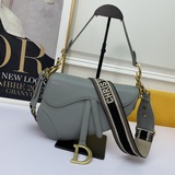 Сумка Dior Oblique Saddle Bag из плотной ткани. Среди множества сумок в форме се
