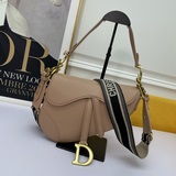 Ладонь dior oblique saddle bag Среди множества сумок-седл эта модель выделяется.