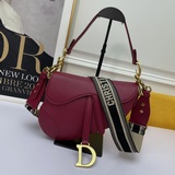 Ладонь dior oblique saddle bag Среди множества сумок-седл эта модель выделяется.