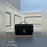 Lady Dior с коробкой и овечьим узором, перламутровая сумочка в руке. Эта сумочка
