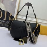 Ладонь dior oblique saddle bag Среди множества сумок-седл эта модель выделяется.