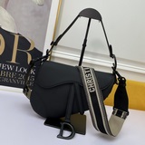 Сумка Dior Oblique Saddle Bag из матовой кожи. Среди множества сумок-седл эта мо