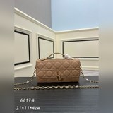 Lady Dior с коробкой и овечьим узором, перламутровая сумочка в руке. Эта сумочка