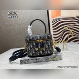 Новая женская косметичка Dior дополнена съемным и регулируемым ремнем из кожи то