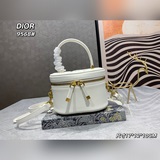 Новая женская косметичка Dior дополнена съемным и регулируемым ремнем из кожи то