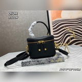 Новая женская косметичка Dior дополнена съемным и регулируемым ремнем из кожи то