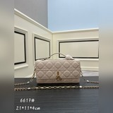 Lady Dior с коробкой и овечьим узором, перламутровая сумочка в руке. Эта сумочка