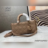 Сумка Lady D-Joy с матовой текстурой в виде плетения из лозы. Эта сумка Lady D-J