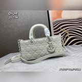 Сумка Lady D-Joy с матовой текстурой в виде плетения из лозы. Эта сумка Lady D-J