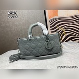 Сумка Lady D-Joy с матовой текстурой в виде плетения из лозы. Эта сумка Lady D-J