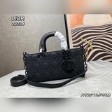 Сумка Lady D-Joy с матовой текстурой в виде плетения из лозы. Эта сумка Lady D-J