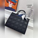 Серия сумок dio.r book tote с овечьим узором. Большинство людей, приобретая пред