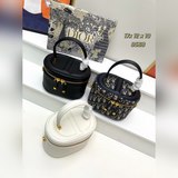 Новая женская косметичка Dior дополнена съемным и регулируемым ремнем из кожи то