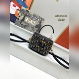Новая женская косметичка Dior дополнена съемным и регулируемым ремнем из кожи то