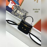 Новая женская косметичка Dior дополнена съемным и регулируемым ремнем из кожи то