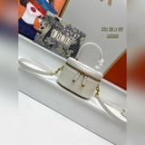 Новая женская косметичка Dior дополнена съемным и регулируемым ремнем из кожи то
