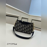 Эта мини-сумка Hobo Avenue из коллекции prêt-à-porter осень 2023 года дополняет 