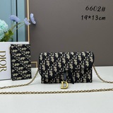 Сумка с коробкой из серии Dior Saddle Bag. Эта сумка оснащена цепочкой и может и