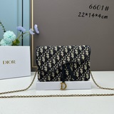 Сумка с коробкой - DIOR.Oblique Saddle Bag. Обратите внимание на эти знакомые эл