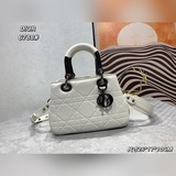 Оригинальная модель LADY 95.22 переосмысливает силуэт сумки LADY DIOR.