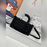 Эта сумка Ladyd-Joy подчеркивает лаконичную эстетику серии Ladydior и воплощает 
