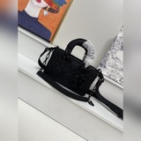 Эта сумка Ladyd-Joy подчеркивает лаконичную эстетику серии Ladydior и воплощает 