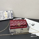 Лак кожаная сумка Lady Dior Pearl с футляром. Эта сумка является новинкой этого 