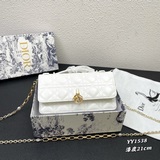Лак кожаная сумка Lady Dior Pearl с футляром. Эта сумка является новинкой этого 