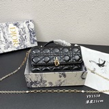 Лак кожаная сумка Lady Dior Pearl с футляром. Эта сумка является новинкой этого 