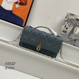 Натуральная кожа овцы, сумочка Lady Dior Pearl. Эта сумочка является модной в эт