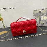 Натуральная кожа овцы, сумочка Lady Dior Pearl. Эта сумочка является модной в эт