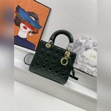 Лак с пятью ячейками, сумка Lady Dior. Блестящая кожа переливается разными цвета