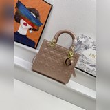 Лак с пятью ячейками, сумка Lady Dior. Блестящая кожа переливается разными цвета