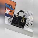 Лак с пятью ячейками, сумка Lady Dior. Блестящая кожа переливается разными цвета