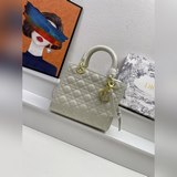 Лак с пятью ячейками, сумка Lady Dior. Блестящая кожа переливается разными цвета