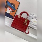 Лак с пятью ячейками, сумка Lady Dior. Блестящая кожа переливается разными цвета