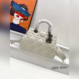 Большая сумка Lady Dior из коллекции модных показов, из кожи бычка с простежкой 