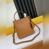 Оригинальное качество P-House. Сумка из кожи Double Saffiano. Изготовлена из ита