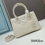 Сумка Small Killer 2274. Эта сумка Galleria изготовлена из фирменной кожи Saffia