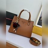 Prada 2107 «Хит 2023 года» — это модный и стильный аксессуар, который будет акту