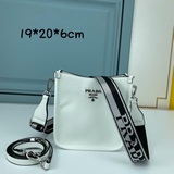 Сумка Prada с широкими бретелями и косым ремнем. Минималистичный корпус сумки до