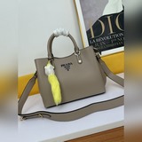 Prada 5002 «Хит 2023 года» — популярная модель, которая будет актуальна в течени