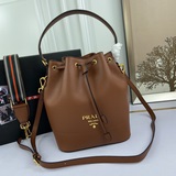 Новейшая модель Prada, из кожи теленка с текстурой личи, с двумя ремнями： кожаны
