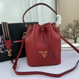 Новейшая модель Prada, из кожи теленка с текстурой личи, с двумя ремнями： кожаны