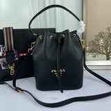 Новейшая модель Prada, из кожи теленка с текстурой личи, с двумя ремнями： кожаны
