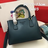 Prada 2023： при заказе в подарок брелок-кукла. Классический и неподвластный врем