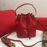 Новейшая модель Prada, из кожи теленка с текстурой личи, с двумя ремнями： кожаны