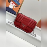 Кожа и оригинальная фурнитура создают уникальный и роскошный образ. Идеально под